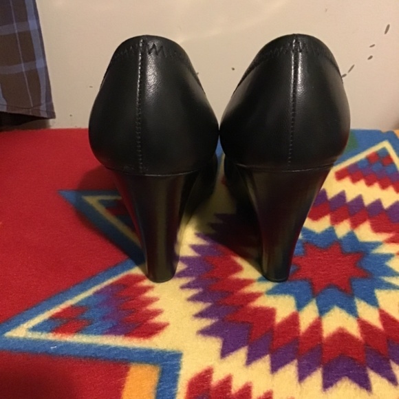 🔥SALE! TORY BURCH, SIZE 9 1/2 med, pre-owned , small lose insole on left shoe🔥 - Picture 7 of 10